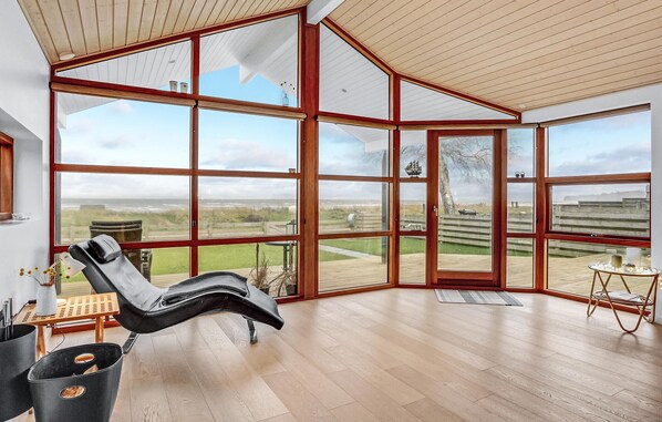 Televisión, chimenea, tenis de mesa y estéreo 