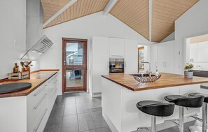 Refrigerador, horno, lavavajillas y cafetera y tetera 