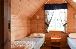 4 bedrooms, travel crib, bed sheets