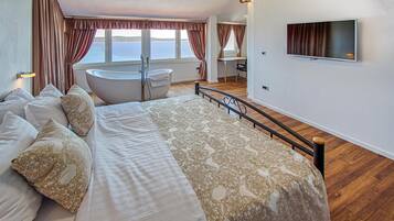 3 bedrooms, travel crib, free WiFi, bed sheets