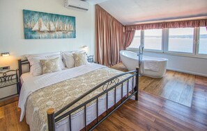 3 bedrooms, travel cot, free WiFi, bed sheets - Nice home in Zavala with WiFi (Zavala)