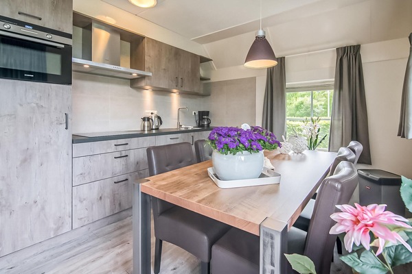 Kühlschrank, Geschirrspüler, Wasserkocher mit Kaffee-/Teezubehör