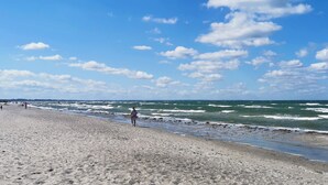 Una platja amb sorra i onades.