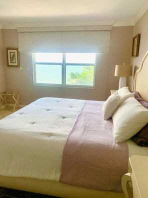 2 bedrooms, WiFi, bed sheets - Beach front luxury condo. Top floor overlooking the Gulf of Mexico. (Naples)