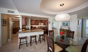 Dining - Beach front luxury condo. Top floor overlooking the Gulf of Mexico. (Naples)