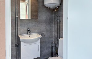 Shower - Gorgeous home in Fjälkinge with WiFi (Fjälkinge)
