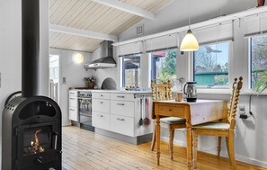 ثلاجة، فرن، موقد طهي مسطح، غسالة أطباق