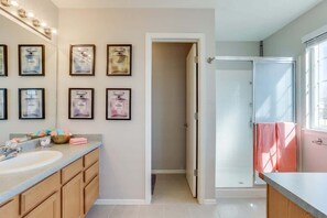 Bathtub, hair dryer, towels, shampoo - 2 Master Suites with King beds fast Wifi (Centennial)