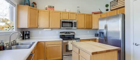 Frigorifero, microonde, forno, piano cottura