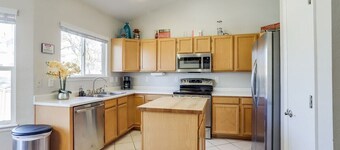 Family home 2 Master Suites with King beds fast Wifi workspace