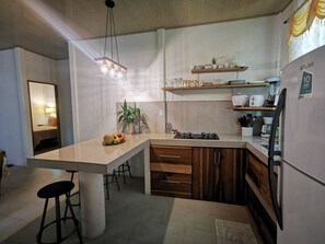 Réfrigérateur, four à micro-ondes, surface de cuisson, cafetière-théière