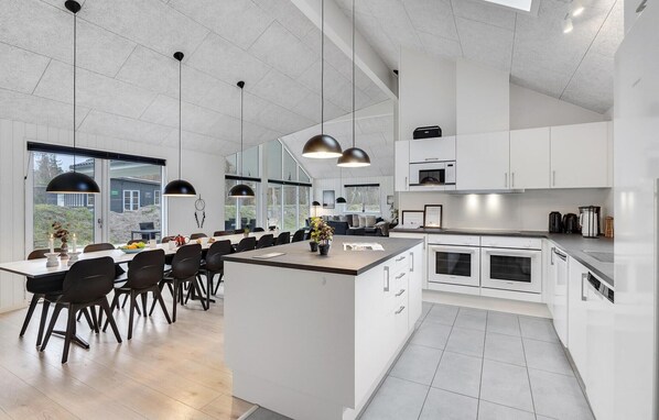 Fridge, stovetop, dishwasher, coffee/tea maker - Stunning home in Væggerløse with sauna (Væggerløse)