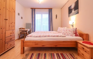 3 bedrooms, travel cot, free WiFi, bed sheets