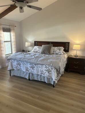 2 habitaciones, escritorio, tabla de planchar con plancha y wifi gratis 