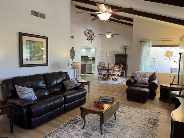 Smart TV, libros y estéreo 