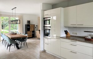 Kylskåp, mikrovågsugn, ugn och diskmaskin