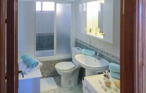 Combined shower/tub