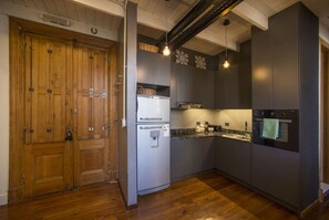 Fridge, oven, stovetop, coffee/tea maker