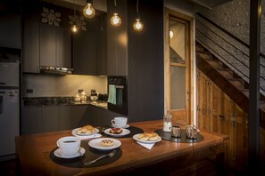 Réfrigérateur, four, plaque de cuisson, cafetière/bouilloire