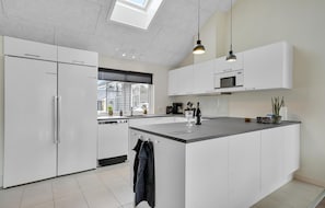 Fridge, microwave, oven, stovetop - Cozy home in Væggerløse with WiFi (Væggerløse)