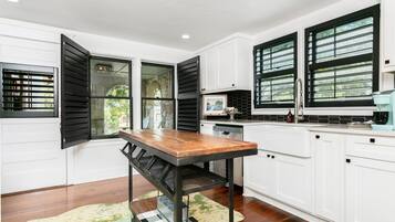 Fridge, microwave, oven, coffee/tea maker