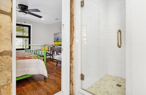 2 bedrooms, iron/ironing board, free WiFi, bed sheets - Felsenhaus 2/2 | King Beds | Gas Outdoor Firepit | Hot Tub (Fredericksburg)