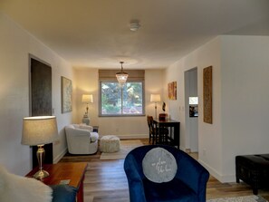 Smart-TV, Kamin, Arbeitsbereiche