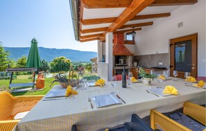 تناول الطعام بالخارج