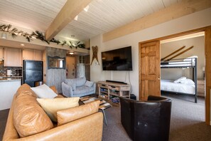 Smart TV, fireplace, books - Ski-In/Ski-Out w/Amazing Panoramic Views + Heated Pool-Hot Tub-Gym Access-Fireplace-Elevator-Deck (Steamboat Springs)