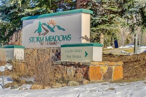 Placa de Storm Meadows em Steamboat, indicando a direção para os Clubs A & C e The Trails.