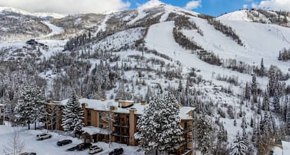 Hike-In/Hike-Out w/Amazing Panoramic Views + Heated Pool-Hot Tub-Gym Access-Fireplace-Elevator-Deck