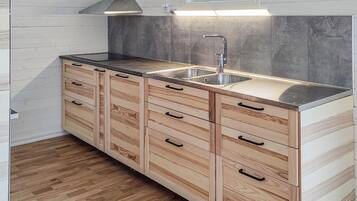 KylskÄp, ugn, diskmaskin och kaffe- och tebryggare