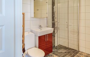 Ein Badezimmer mit Toilette, Waschbecken und Dusche.