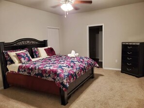 4 bedrooms, iron/ironing board, WiFi, bed sheets