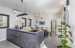 Kylskåp, ugn, diskmaskin och kaffe- och tebryggare