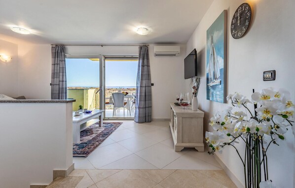 TV - Stunning apartment in Liznjan with WiFi (Liznjan)