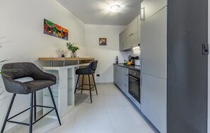 Réfrigérateur, un four, lave-vaisselle, cafetière-théière
