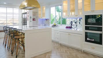 Villa de lujo, 4 habitaciones | Cocina privada | Frigorífico, microondas, horno y placa de cocina