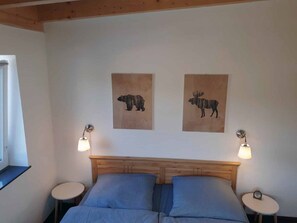 Ferienhaus | 2 Schlafzimmer, Reisekinderbett, kostenloses WLAN, Bettwäsche