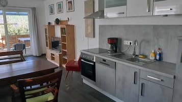 Casa | Cocina privada | Frigorífico, horno, placa de cocina y lavavajillas