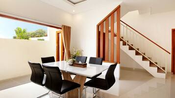 Vila, piscina particular, vista para a piscina | Sala de estar