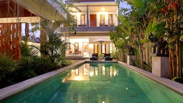 Piscina externa, guarda-sóis, espreguiçadeiras