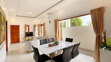 Villa, privézwembad, uitzicht op zwembad | Woonkamer