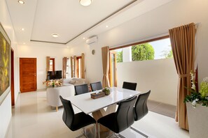 Villa, privézwembad, uitzicht op zwembad | Woonkamer