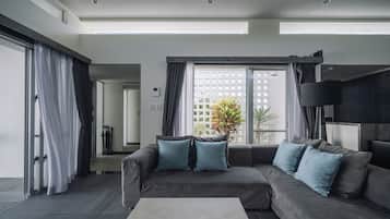 Free minibar, desk, laptop workspace, blackout curtains