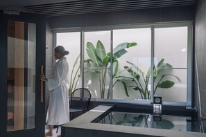 Bañera y ducha independientes, cabezal de ducha tipo lluvia