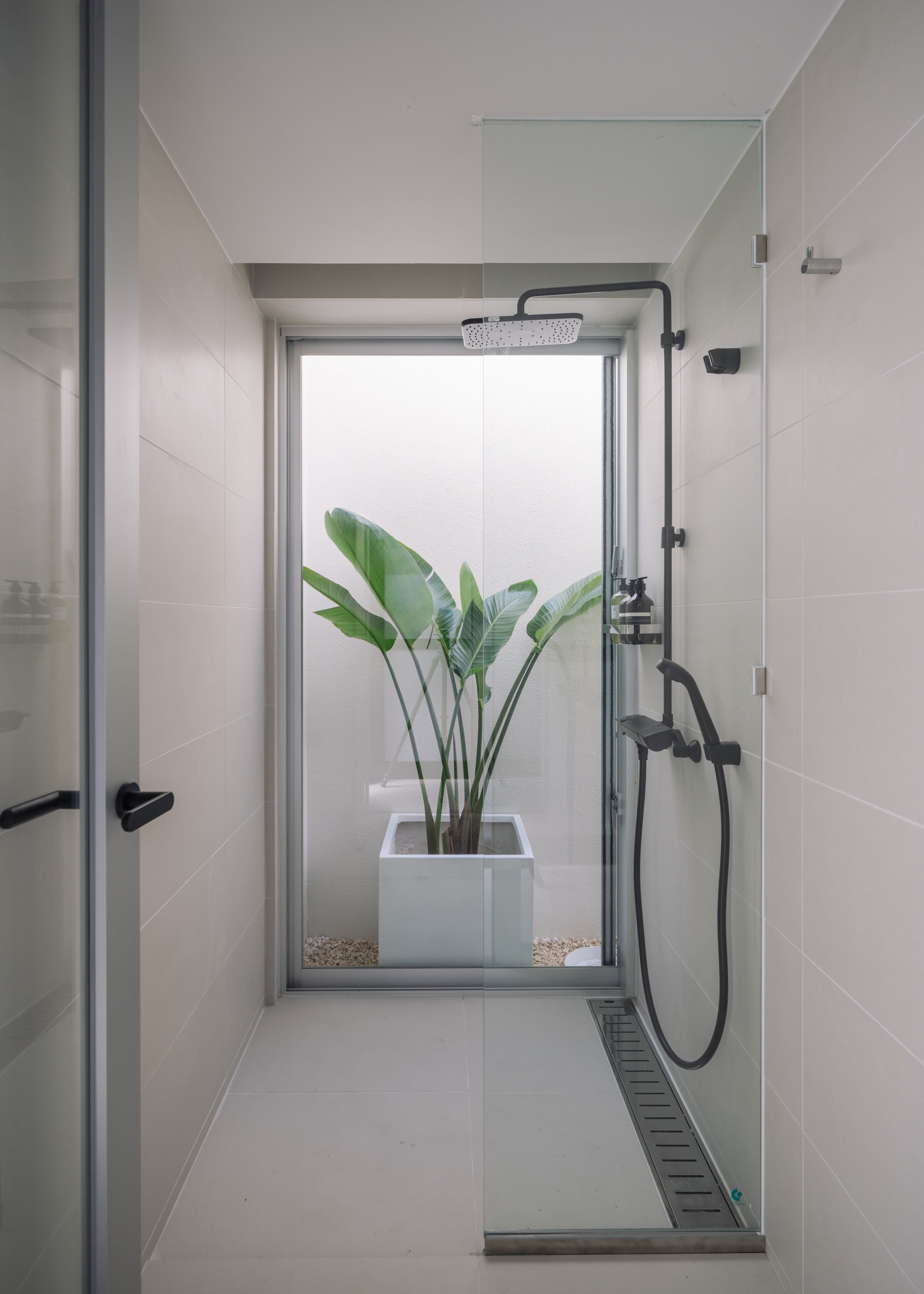 Separate bathtub and shower, rainfall showerhead, free toiletries