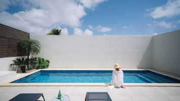 Piscine extérieure, parasols de plage
