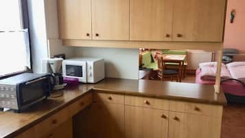 Departamento | Cocina privada | Refrigerador, microondas, horno y parrilla de estufa