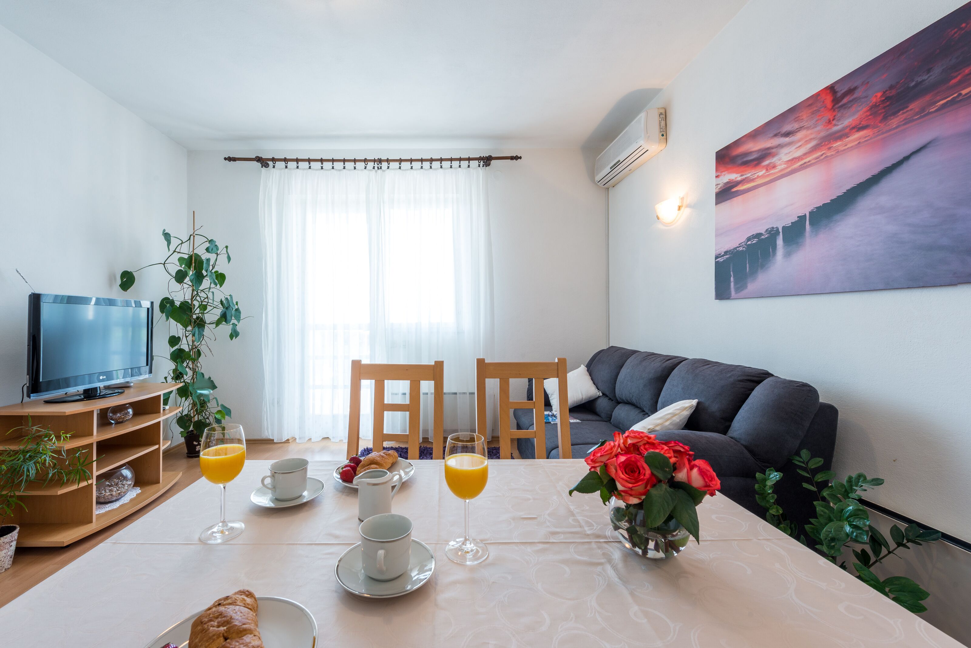 Apartment (Three-Bedroom Apartment with Balcony ) | Wohnzimmer